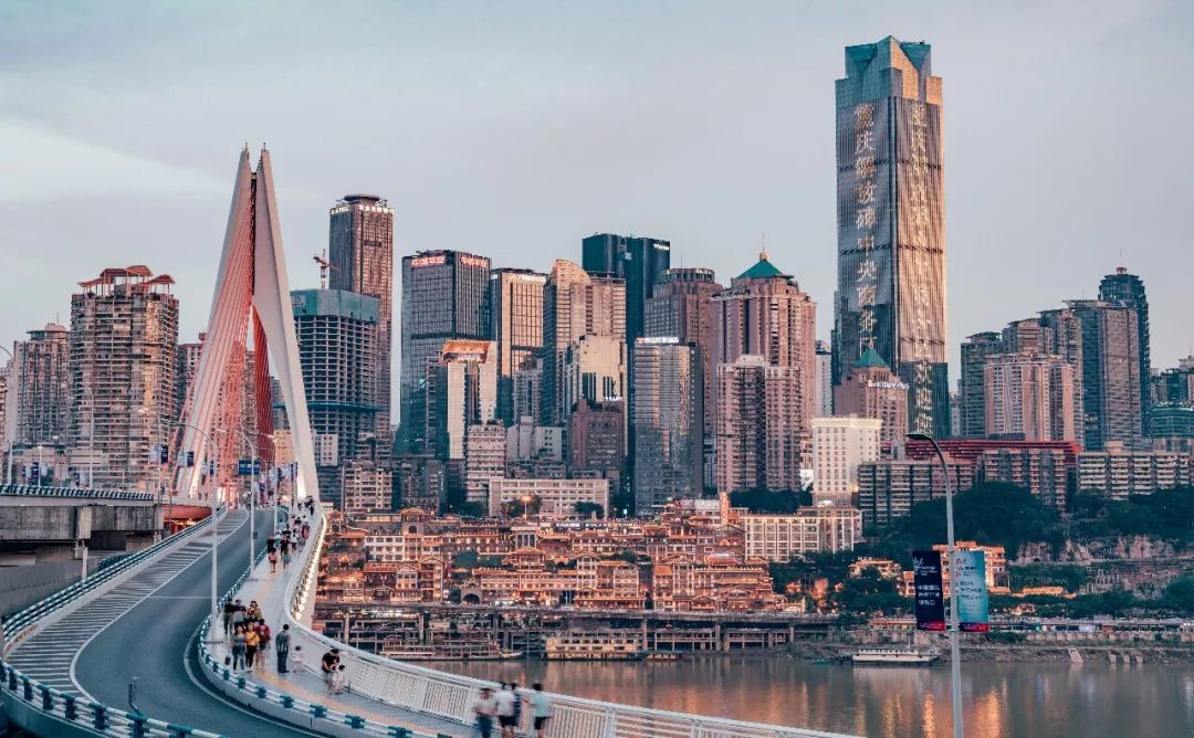 夜幕下的重庆街头风情画卷